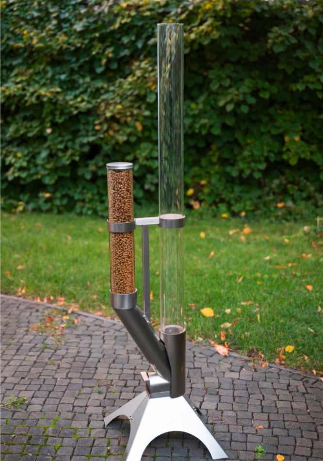 Pelletfakkel in moderne tuin setting