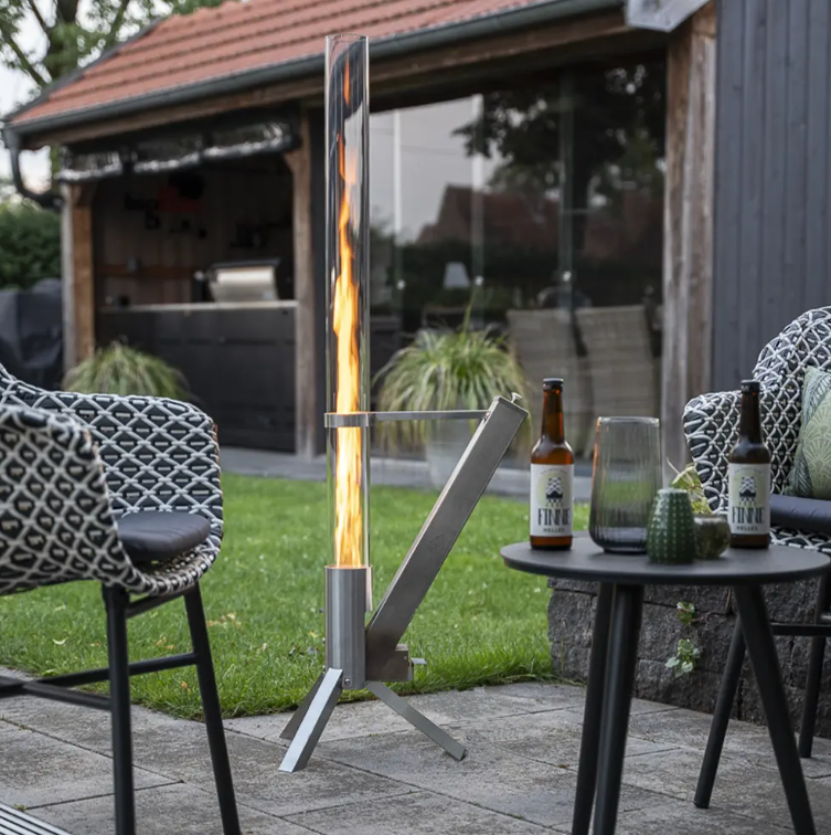 Pelletfakkel in moderne tuin setting